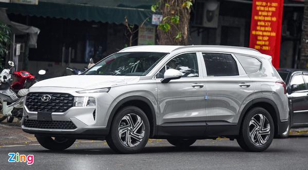 Hyundai Santa Fe 2021 phục vụ chở tiền cho ngân hàng bất ngờ lăn bánh trên phố Hà Nội