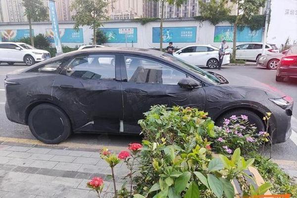 Xe điện Toyota bZ5 lộ diện, kích thước ngang ngửa "đàn anh" Camry