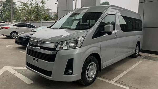 Ảnh thực tế xe "cá mập" Toyota Hiace thế hệ mới tại đại lý, giá 1,176 tỷ đồng