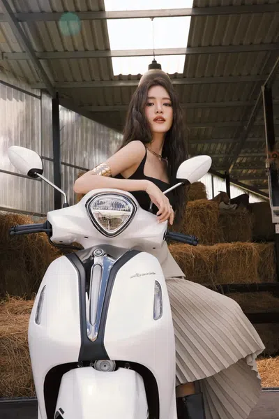 Ngắm Hot girl Trâm Ngô bên Yamaha Grande