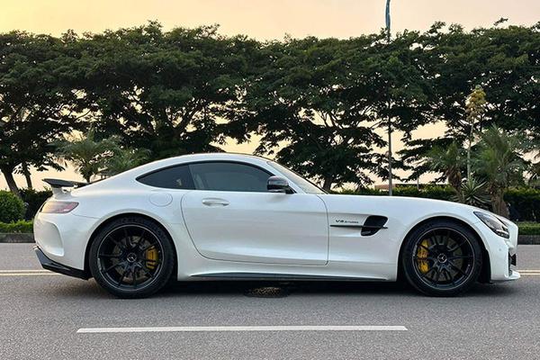 Ngắm Mercedes-AMG GT R lướt giảm giá 3 tỷ đồng vẫn đắt ngang xe mới