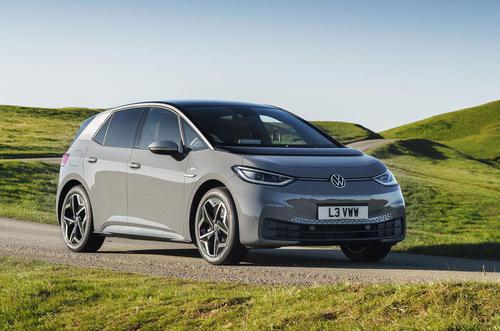 Renault Zoe vượt qua Tesla Model 3 trở thành chiếc xe điện bán chạy nhất châu Âu