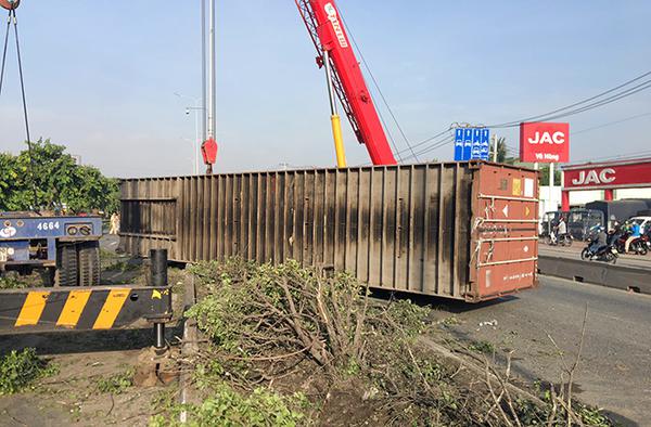 Xe container tông vào dải phân cách rồi lật ngang dưới dốc cầu Sài Gòn khiến giao thông ùn tắc nghiêm trọng