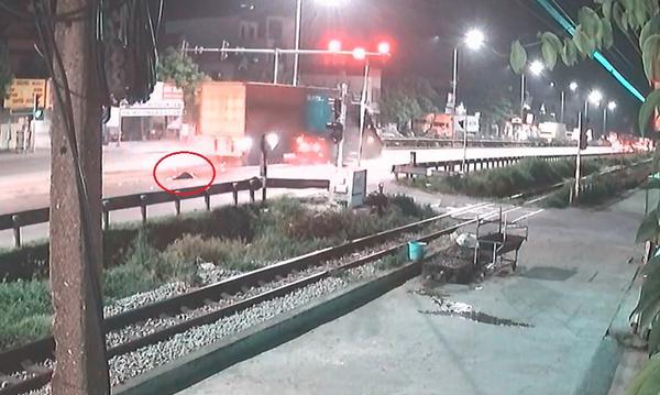 Nữ sinh điều khiển xe điện sang đường bị xe container tông trúng tại Hải Dương