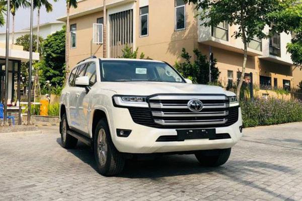 Toyota Land Cruiser 2022 bán kèm "lạc" đến 1,3 tỷ đồng tại Việt Nam gây tranh cãi