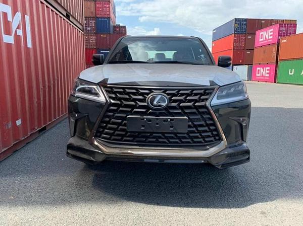 Khám phá Lexus LX 570 Black Edition 2021 đầu tiên về Việt Nam, giá khoảng 10 tỷ đồng