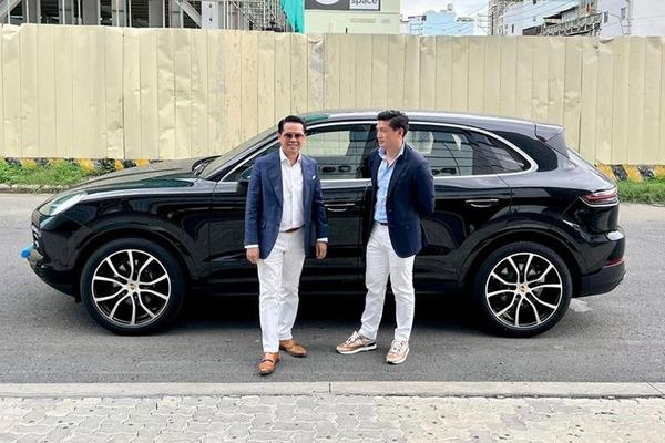 Nhà thiết kế Thái Công cùng "tình trẻ" kém 17 tuổi rước Porsche Cayenne 2022