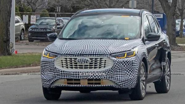 Ford Escape 2022 lộ diện trên phố với lưới tản nhiệt khác lạ