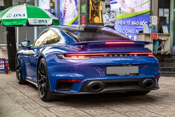 Chi tiết về Porsche 911 Turbo S màu xanh độc nhất tại TP.HCM