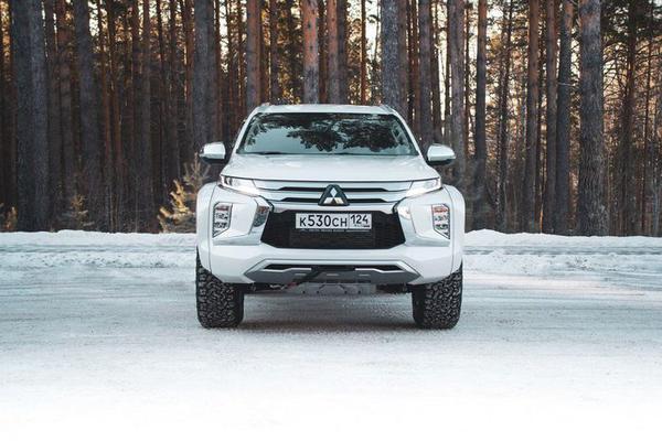 Mitsubishi Pajero Sport bản độ off-road với ngoại hình hầm hố, khỏe khoắn