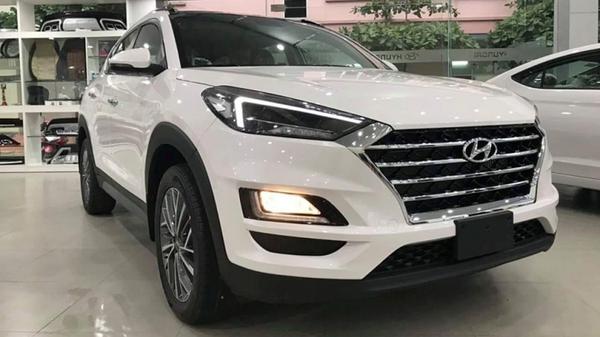 Kính xe Hyundai Tucson bị nứt kính lái