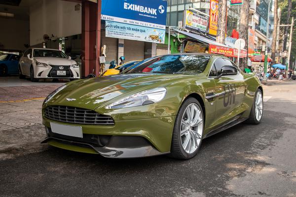 Aston Martin Vanquish dạo phố với ngoại thất xanh rêu lạ mắt