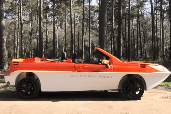 Bất ngờ với chiếc Ford Fiesta vừa "biết bơi", vừa đi phố