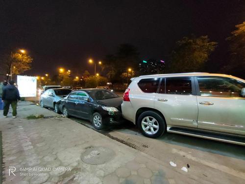 Tài xế xe VinFast mất lái, tông hàng loạt các xe ô tô trên phố gây thiệt hại nặng nề
