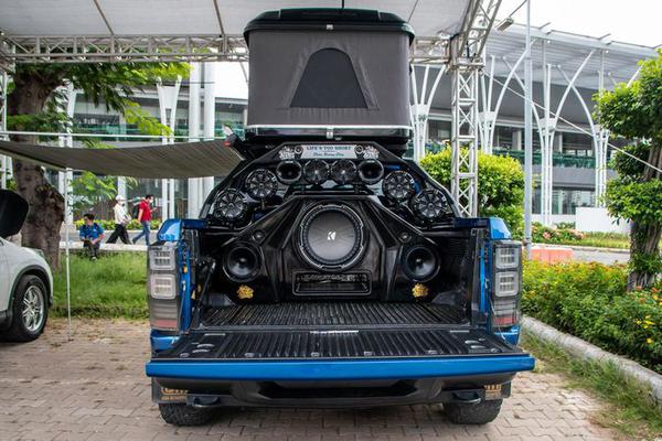 Cận cảnh Ford Ranger Raptor "độ loa" với giá 1,8 tỷ đồng tại TP.HCM