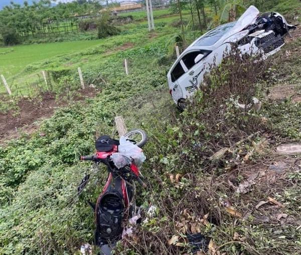 Ô tô Hyundai Grand i10 va chạm xe máy, cả hai phương tiện văng vào lề đường, 2 người bị thương