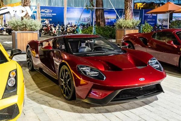 Chiêm ngưỡng Ford GT với màu sơn đỏ hàng hiếm tại Việt Nam