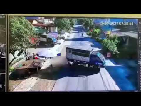 Xe máy tông trúng xe tải đang lùi, hai người bị thương nặng tại Lạng Sơn