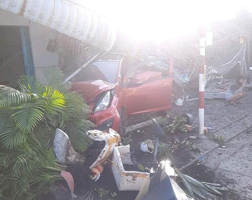 Tài xế ô tô Chevrolet Spark mất lái, tông đổ quán cà phê khiến một người bị thương