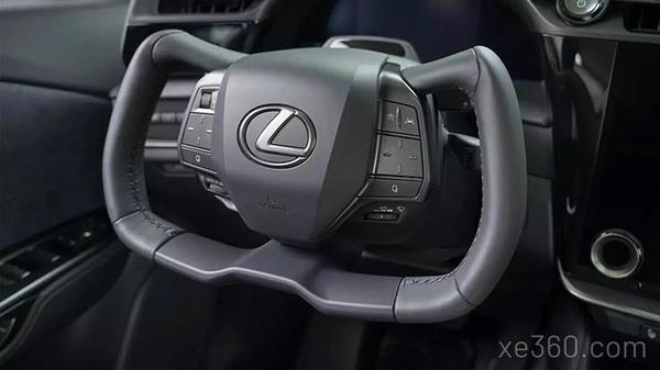 Xe sang Lexus trang bị vô lăng như xe đua F1