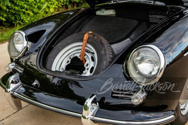 Porsche 356B Roadster 1962 với màu sơn đen được rao bán đấu giá