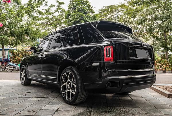 Cận cảnh Rolls-Royce Cullinan Black Badge đầy sang trọng tại Việt Nam