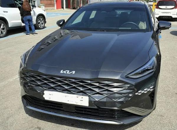 Kia K8 lộ diện ảnh thật, khoang nội thất sang trọng, cao cấp không thua kém xe hạng sang