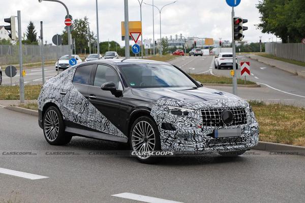 Mercedes-Benz GLC Coupe thế hệ mới lộ diện trên đường phố