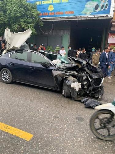 Ô tô Mazda3 tông đuôi xe tải đang đỗ bên đường, cả hai phương tiện hư hỏng nặng nề