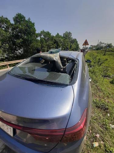 3 người may mắn thoát chết sau va chạm dải phân cách đâm thủng ô tô