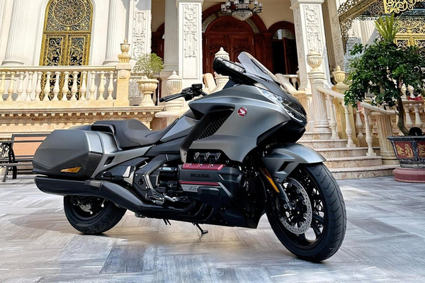 Ngắm Honda "cánh vàng" Gold Wing của Hoàng Kim Khánh giá ngang Honda CRV