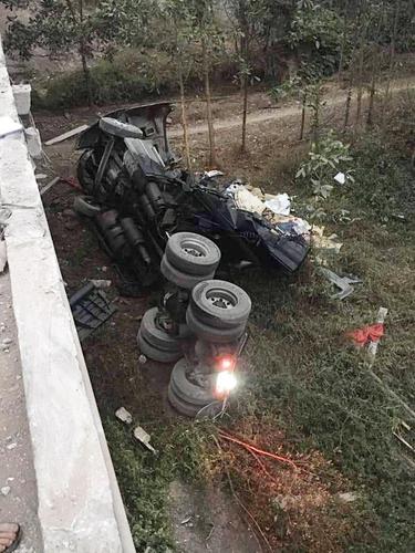 Xe container đầu kéo tông vào lan can rồi rơi xuống cầu, chiếc xe vỡ nát, tài xế nhập viện cấp cứu