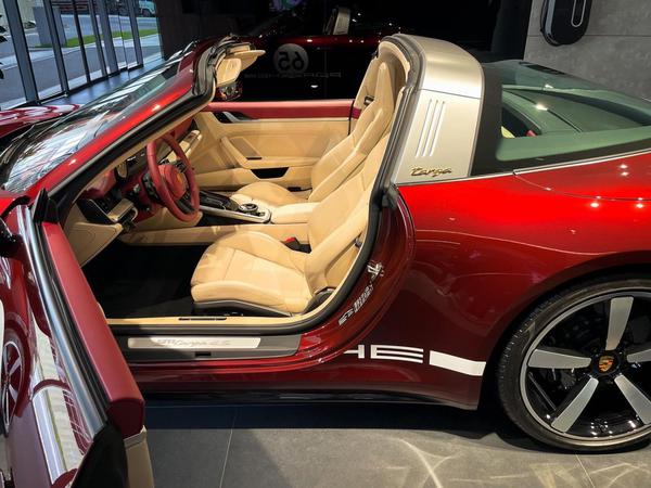 Porsche 911 Targa 4S Heritage Design đầu tiên tại Việt Nam vừa được bàn giao