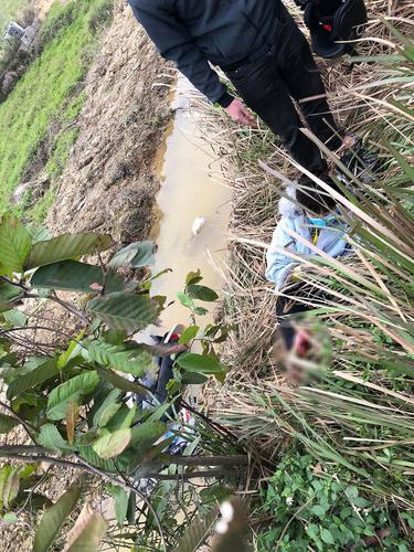 Tài xế ô tô lấn làn, tông văng cô gái xuống mương rồi bỏ chạy khỏi hiện trường