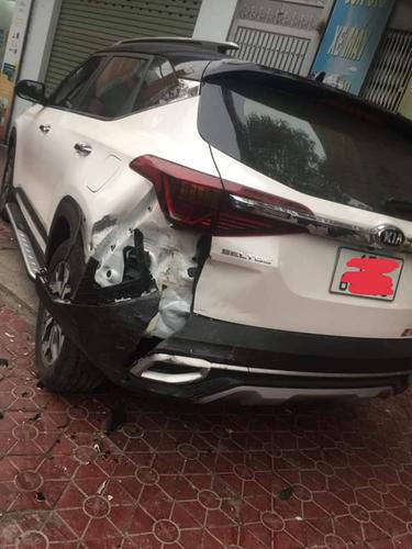 Ô tô Ford Escape lao lên vỉa hè tông vào hai ô tô khác rồi bỏ chạy khỏi hiện trường