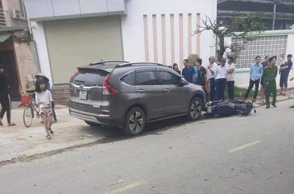 Ô tô Honda CR-V lao sang đường ngược chiều rồi tông trúng xe máy khiến 2 mẹ con tử vong thương tâm