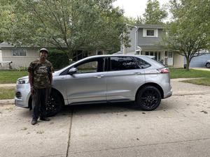 Ford vừa tặng một chiếc ô tô mới cho người cắt cỏ tốt bụng