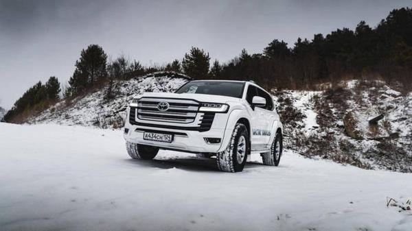 Toyota Land Cruiser phiên bản off-road mạnh mẽ trên nền tuyết