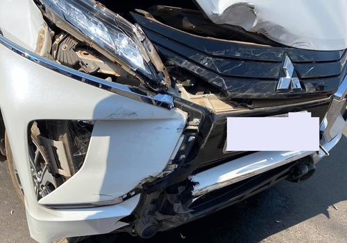 Ô tô Toyota 7 chỗ lật ngửa sau va chạm tại vòng xuyến Bình Phước