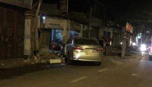 Ô tô va chạm xe máy khiến thanh niên đi cấp cứu lại tiếp tục lao vào nhà dân