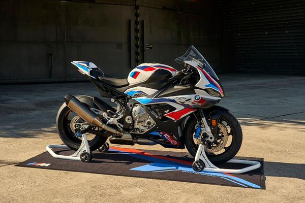 BMW M 1000 RR với sức mạnh chinh phục đường đua ra mắt tại Malaysia