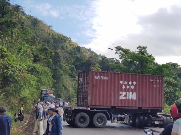 Xe container đầu kéo gặp nạn trên đèo Bảo Lộc khiến giao thông khu vực ùn tắc nghiêm trọng