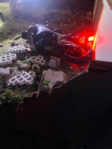 Nam thanh niên lái mô tô tông vào nhà dân, tử vong trên đường đi cấp cứu