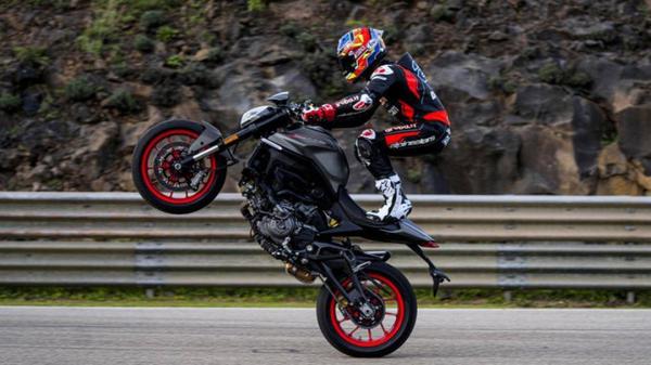 Mẫu xe mô tô Ducati Monster 2021 sở hữu ngoại hình mới góc cạnh và hầm hố hơn