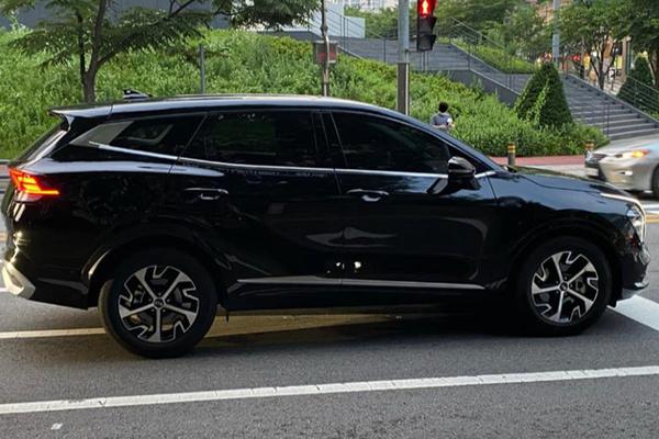 Ảnh thực tế Kia Sportage 2022 chạy trên phố