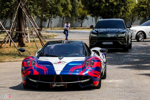 Minh Nhựa lái siêu xe đắt nhất Việt Nam Pagani Huayra đến buổi họp siêu xe tại Quận 2, TP.HCM