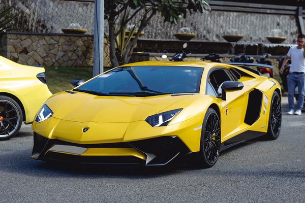 Lamborghini Aventador SV dạo biển Nha Trang cùng loạt siêu xe thể thao