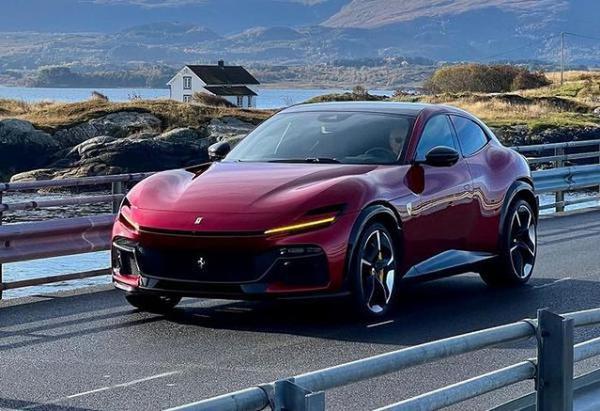 Ferrari Purosangue bị bắt gặp trên phố khi đang ghi hình quảng cáo