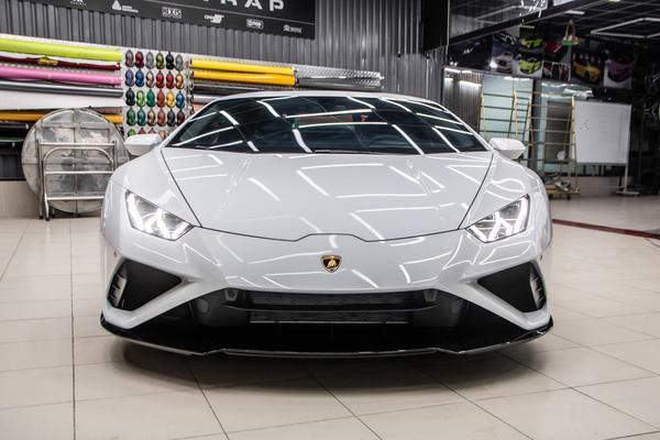 Cận cảnh Lamborghini Huracan EVO RWD tại TP.HCM