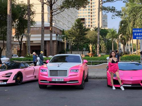 Bộ ba xe sang màu hồng Hello Kitty